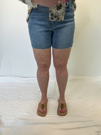 Judy Blue Raw Hem Shorts in Medium Wash