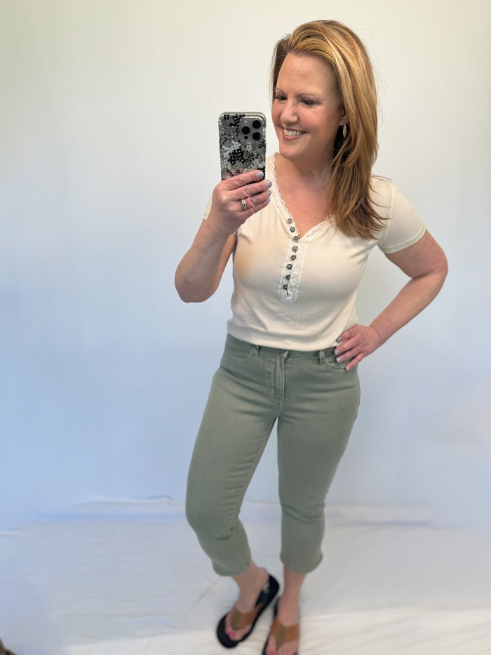 Judy Blue Mid-Rise Capri Jeans in Sage