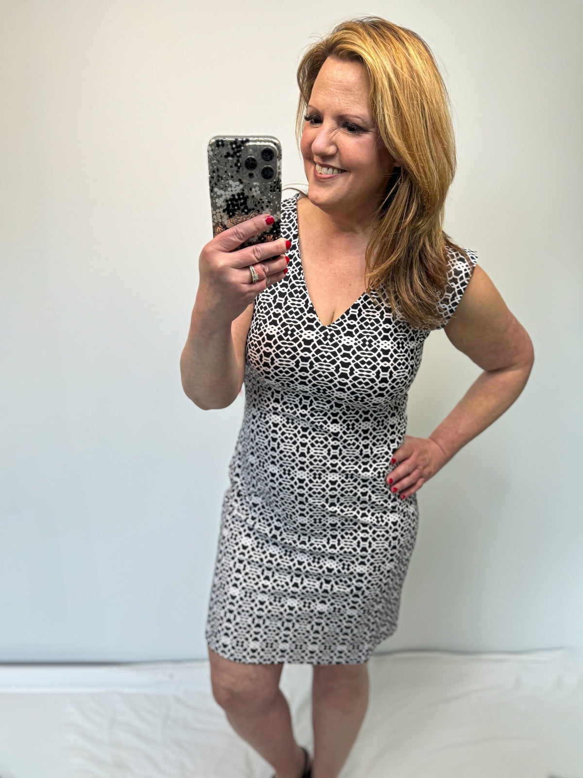 Aryeh Jane Cap Sleeve Shift Dress in Black & White X-Large Aryeh Jane Cap Sleeve Shift Dress in Black & White X-Large